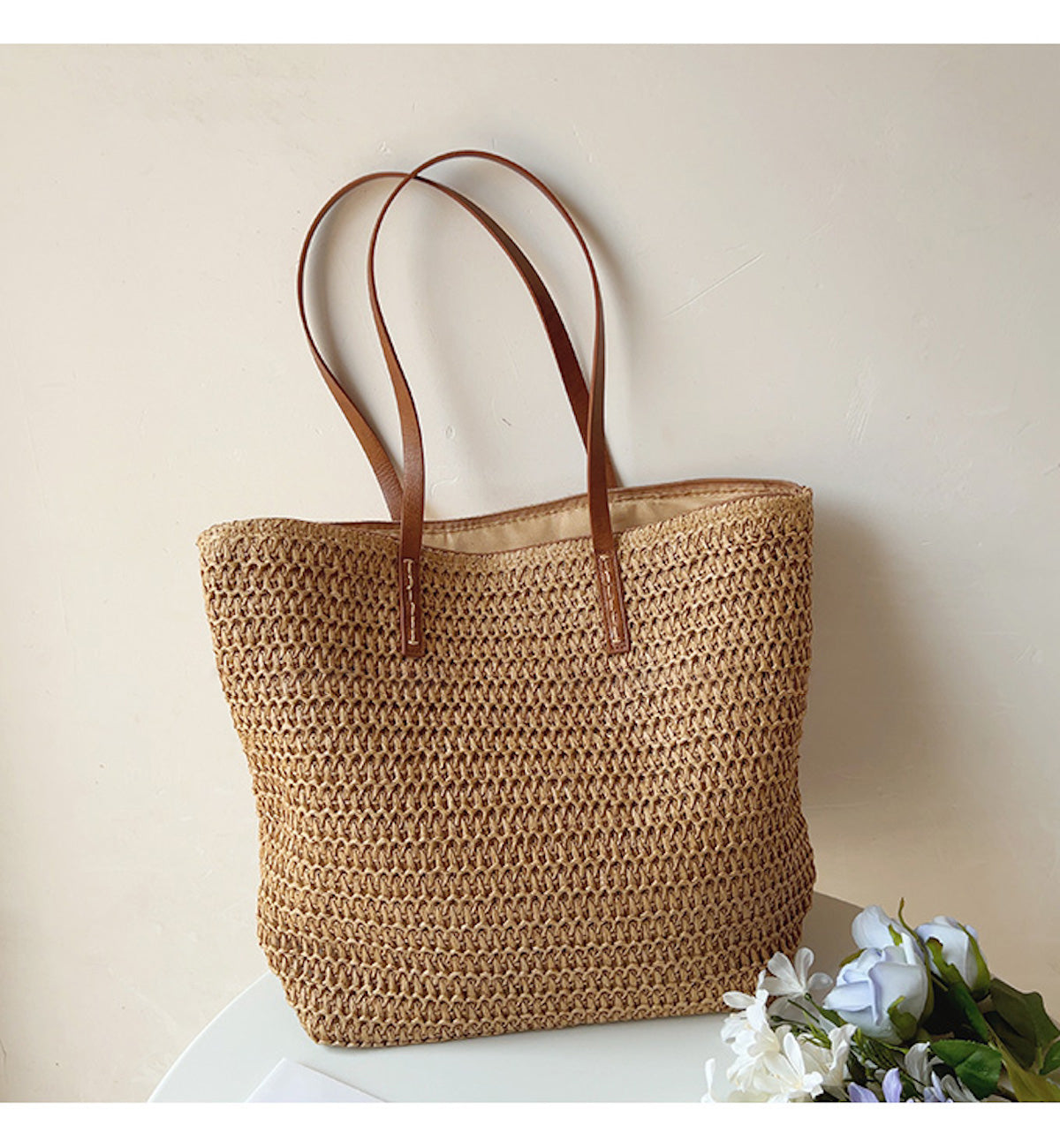 Gevlochten Rieten Mandje met Lederen Hengsels - Natuurlijke Handtas voor Markt en Stad - Scandinavisch Design