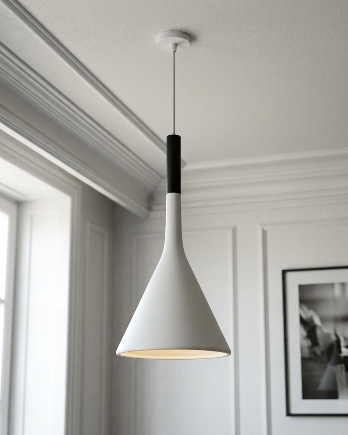 Conische Hanglamp met Gericht Licht - Strak Design voor Tafel- en Accentverlichting