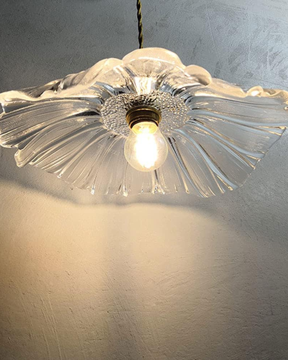 Sculpturale glazen hanglamp met messing fitting en warm licht - artistieke design plafondlamp voor eetkamer en woonkamer