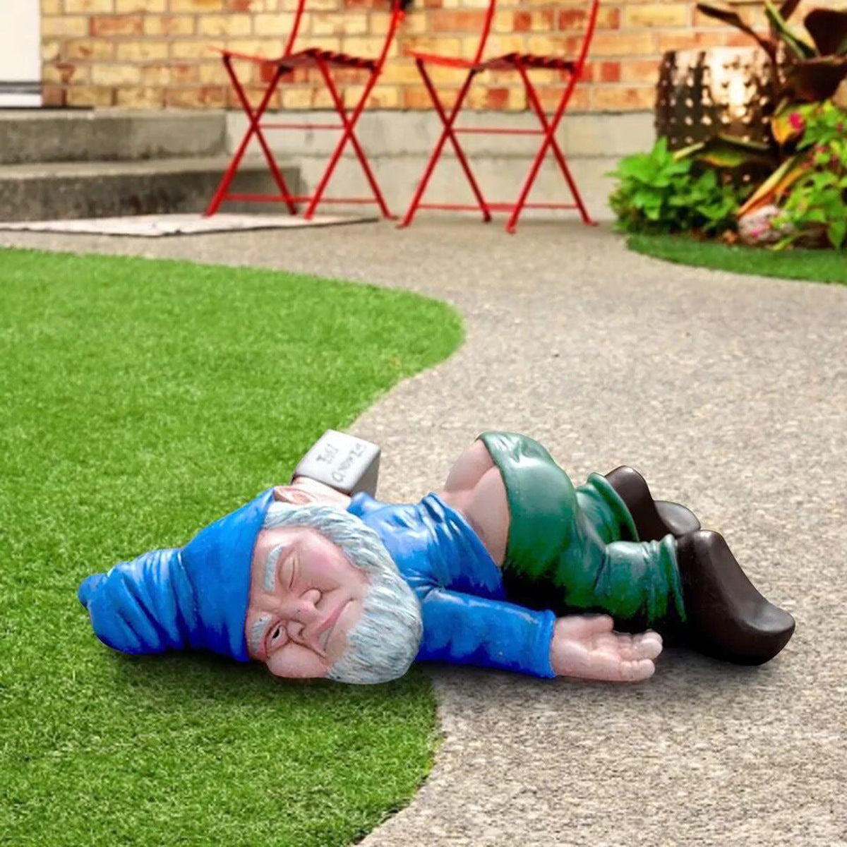 Handgemaakte Tuinkabouter met Drankfles - Weersbestendig Hars - Humoristische Tuindecoratie voor Tuin 30cm