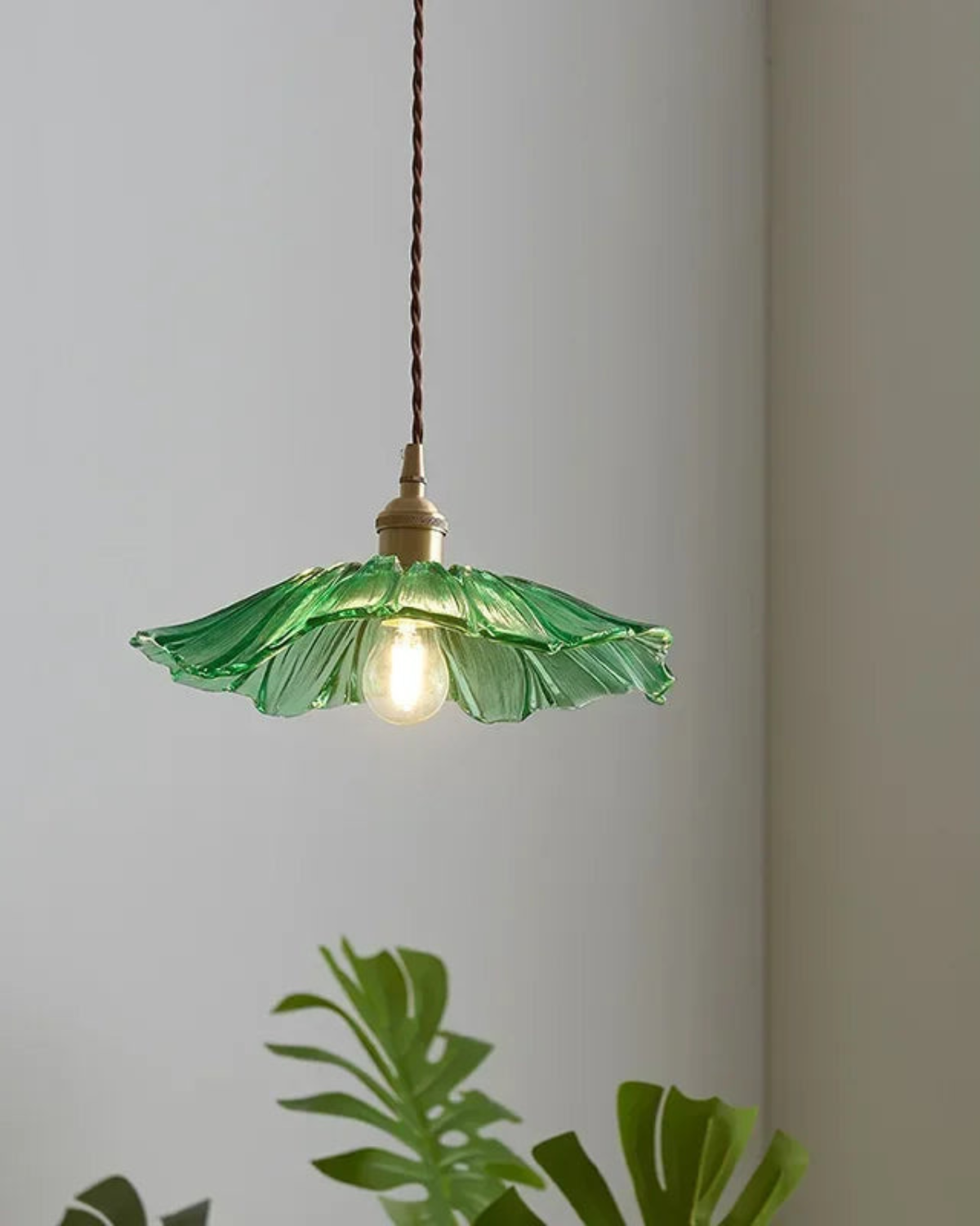 Sculpturale glazen hanglamp met messing fitting en warm licht - artistieke design plafondlamp voor eetkamer en woonkamer