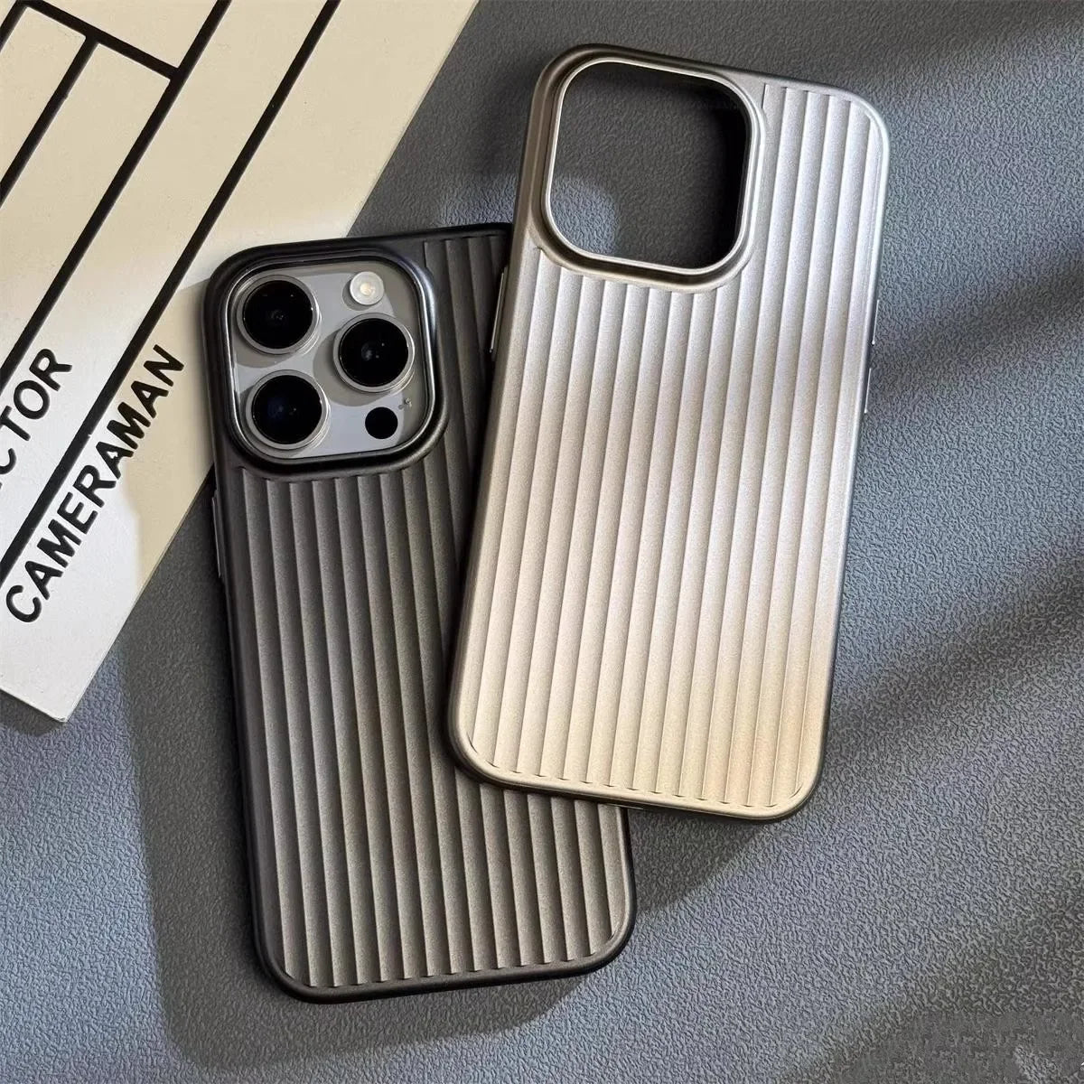 Ultraslanke iPhone Hoesje met Militaire Bescherming | Titanium Carbon Look | Draadloos Laden