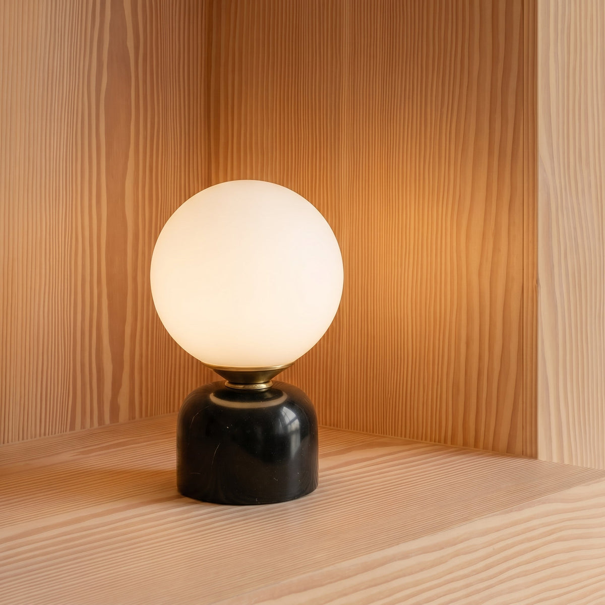 Tafellamp met Marmeren Voet en Matglazen Bol - Warm Wit LED 3000K - Scandinavisch Design voor Nachtkastje