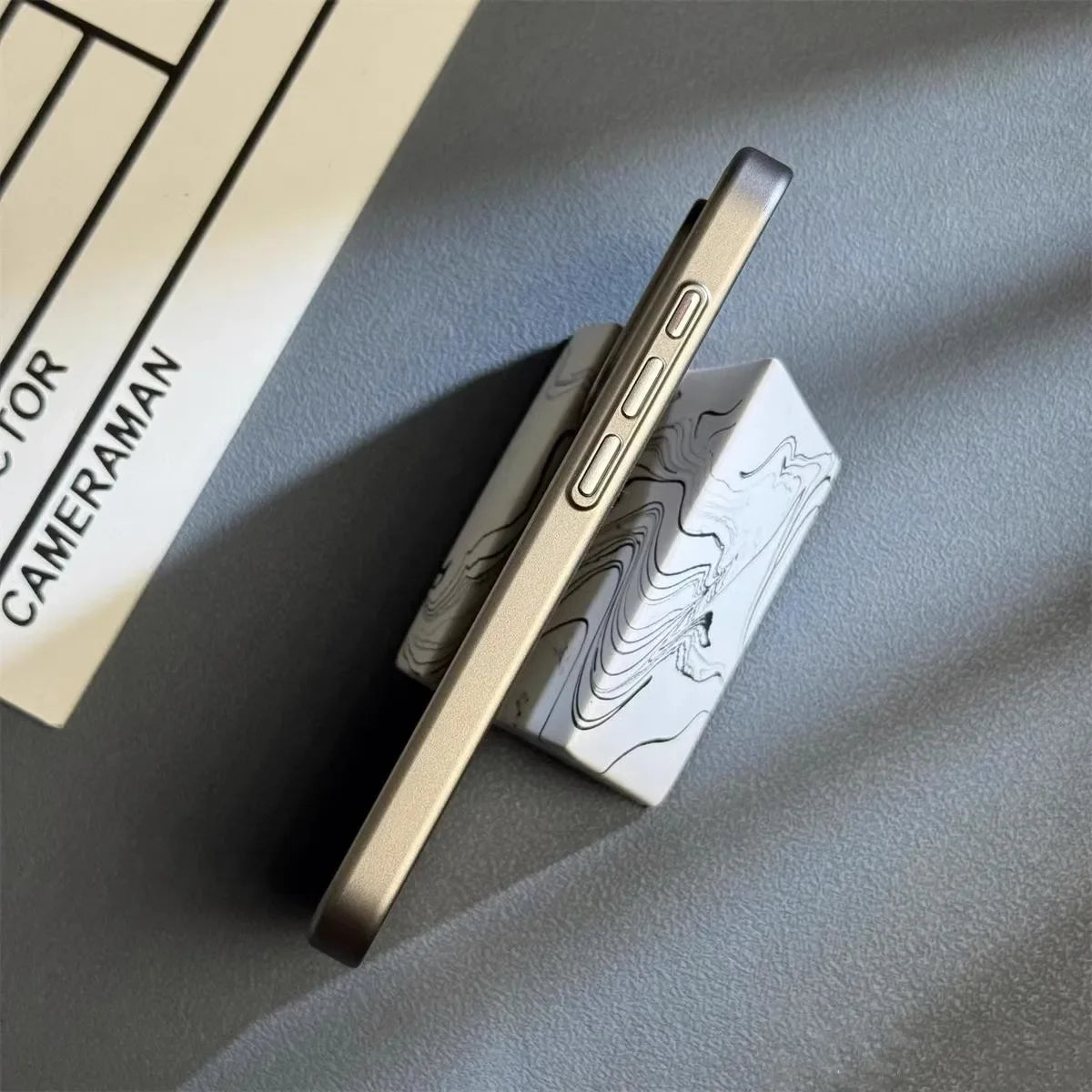 Ultraslanke iPhone Hoesje met Militaire Bescherming | Titanium Carbon Look | Draadloos Laden