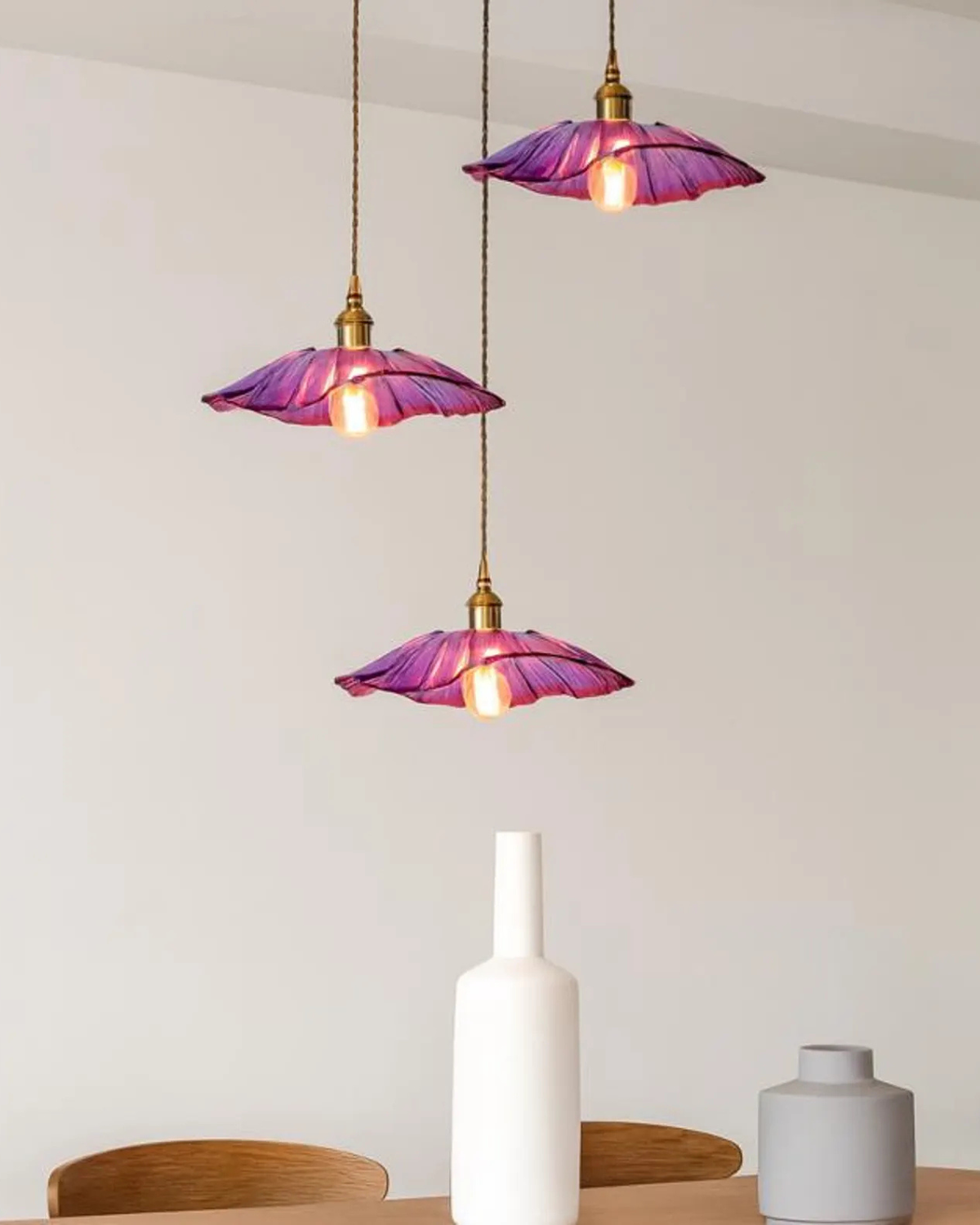 Sculpturale glazen hanglamp met messing fitting en warm licht - artistieke design plafondlamp voor eetkamer en woonkamer