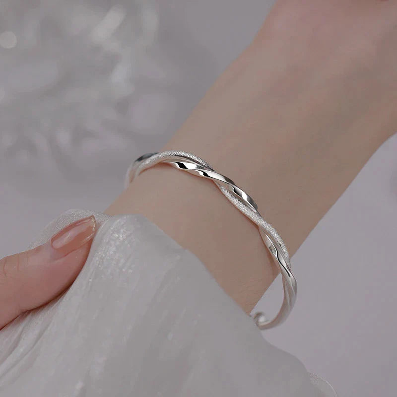 Gevlochten Zilveren Armband - Elegant Damesarmband met Moderne Textuur - Tijdloos Sieraad voor Elke Gelegenheid