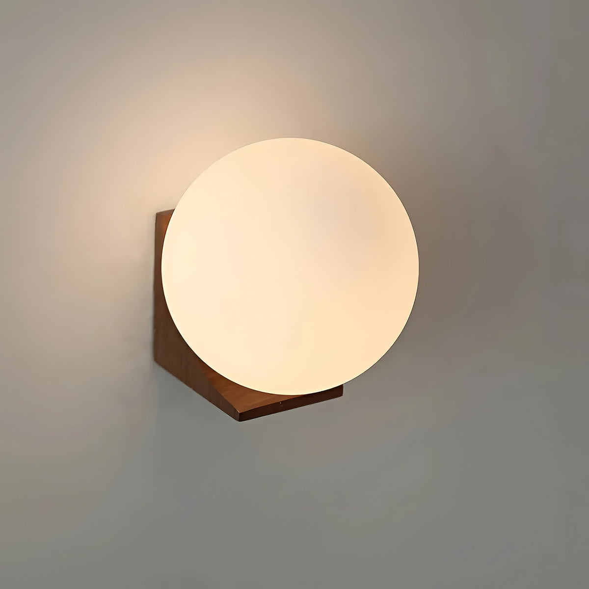 Wandlamp met Glazen Bol en Houten Beugel - Walnoot of Essenhout - Modern Landelijke Stijl