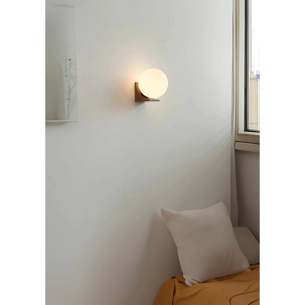 Wandlamp met Glazen Bol en Houten Beugel - Walnoot of Essenhout - Modern Landelijke Stijl