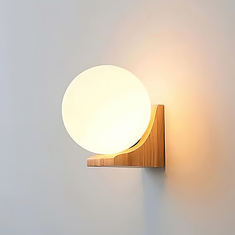 Wandlamp met Glazen Bol en Houten Beugel - Walnoot of Essenhout - Modern Landelijke Stijl