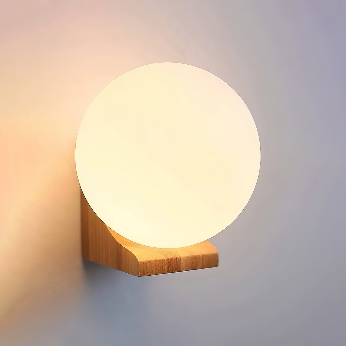 Wandlamp met Glazen Bol en Houten Beugel - Walnoot of Essenhout - Modern Landelijke Stijl