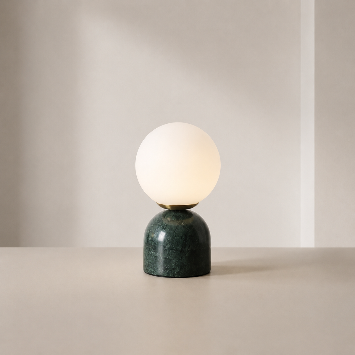 Tafellamp met Marmeren Voet en Matglazen Bol - Warm Wit LED 3000K - Scandinavisch Design voor Nachtkastje