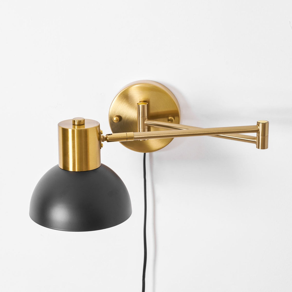 Verstelbare Wandlamp met Plug | Draaibare Arm en Zwenkkap | Perfect voor Slaapkamer en Leeshoek