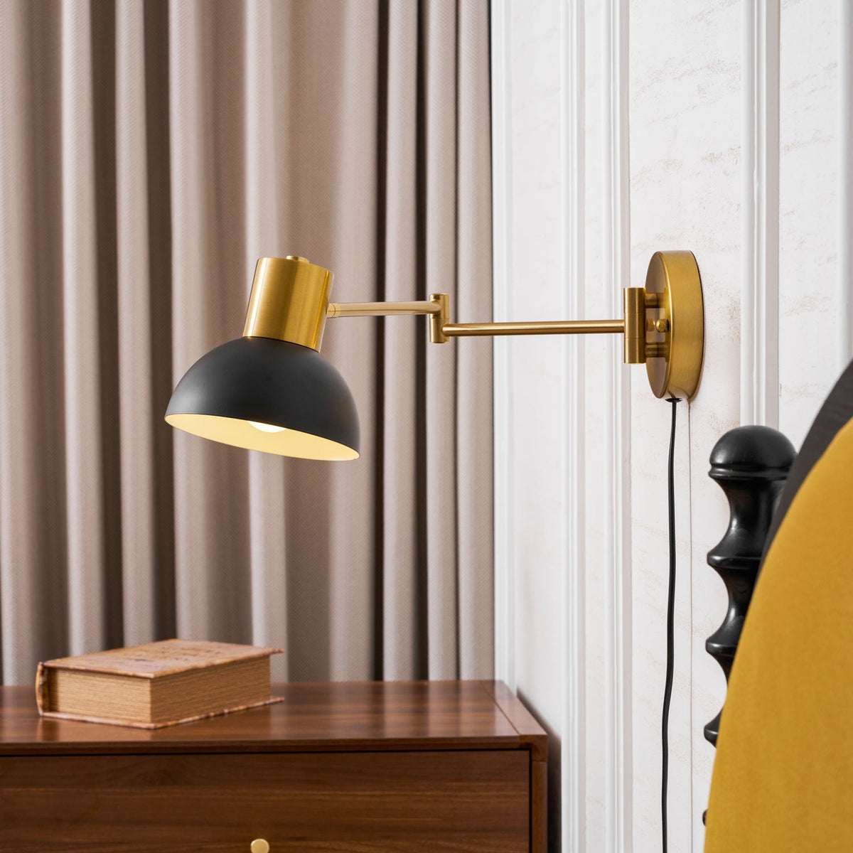 Verstelbare Wandlamp met Plug | Draaibare Arm en Zwenkkap | Perfect voor Slaapkamer en Leeshoek
