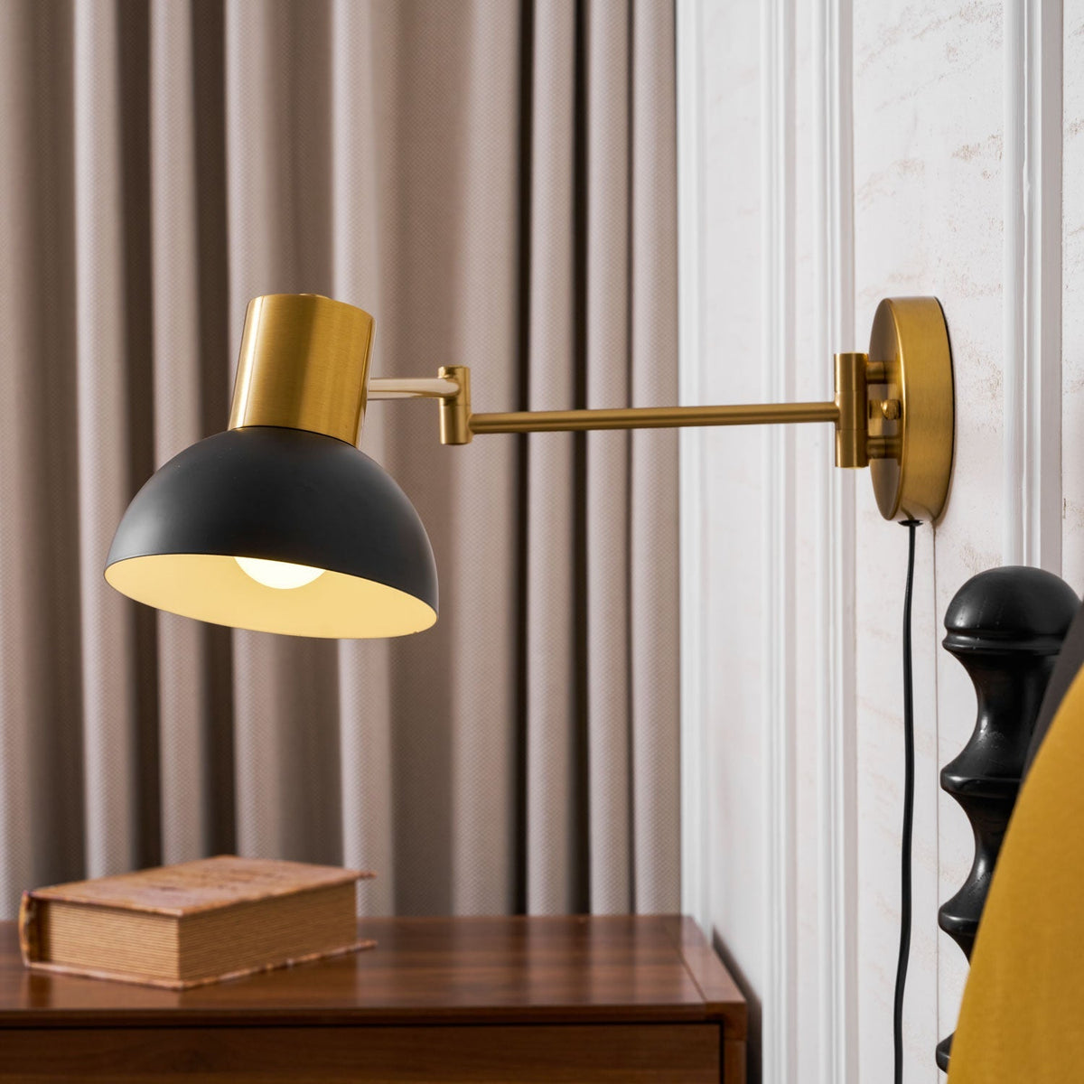 Verstelbare Wandlamp met Plug | Draaibare Arm en Zwenkkap | Perfect voor Slaapkamer en Leeshoek