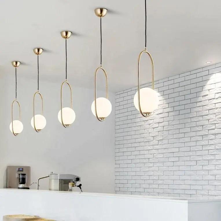 Scandinavische Hanglamp Mia met Gouden Armatuur en Glazen Kap - Moderne Plafondverlichting voor Eetkamer, Slaapkamer en Woonkamer