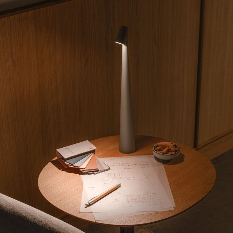 Dimbare LED Tafellamp met Elegante Afwerking en Warm Licht voor Sfeervolle Verlichting in Elke Ruimte
