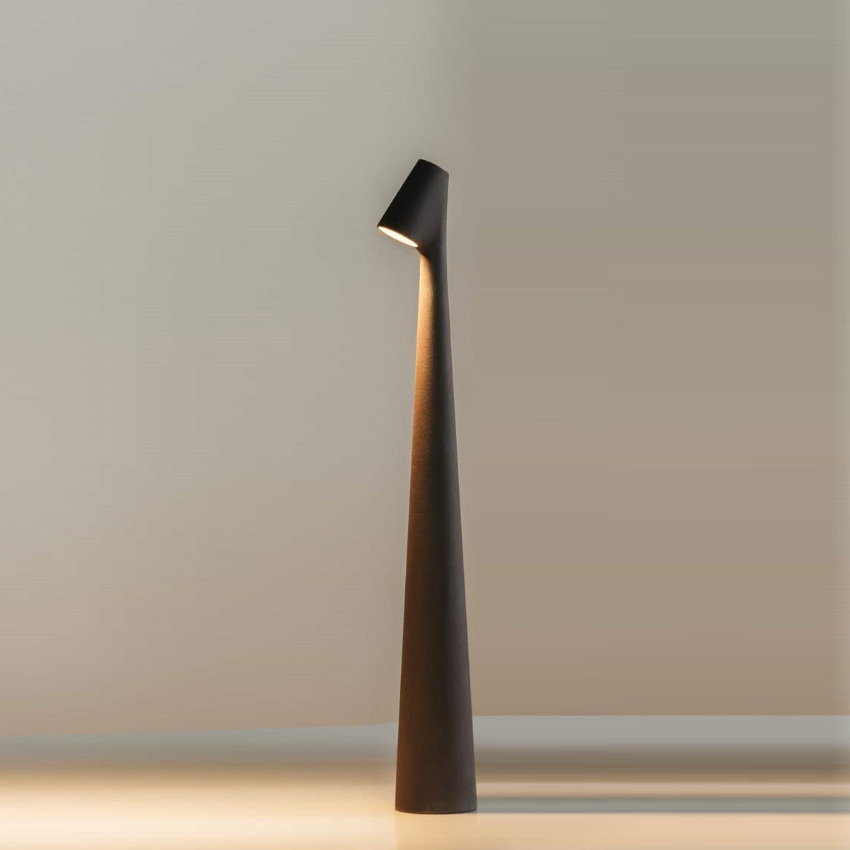 Dimbare LED Tafellamp met Elegante Afwerking en Warm Licht voor Sfeervolle Verlichting in Elke Ruimte