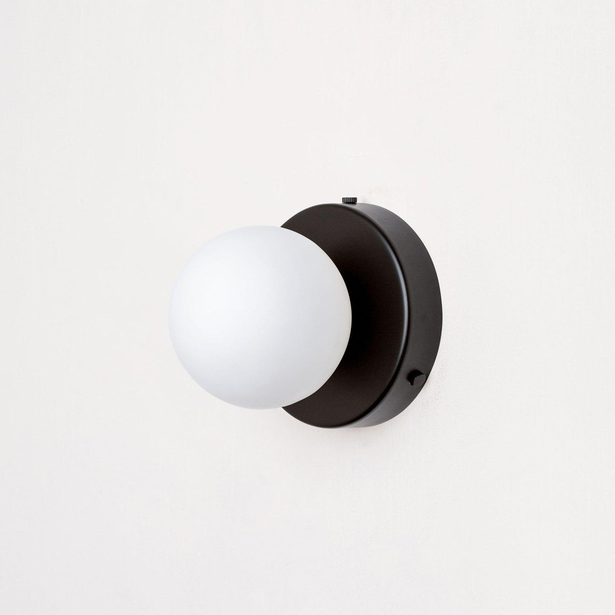 Nuvol Wandlamp - Metalen Wandspot met Glazen Bol ø12cm - Compacte Wandverlichting in 5 Kleuren