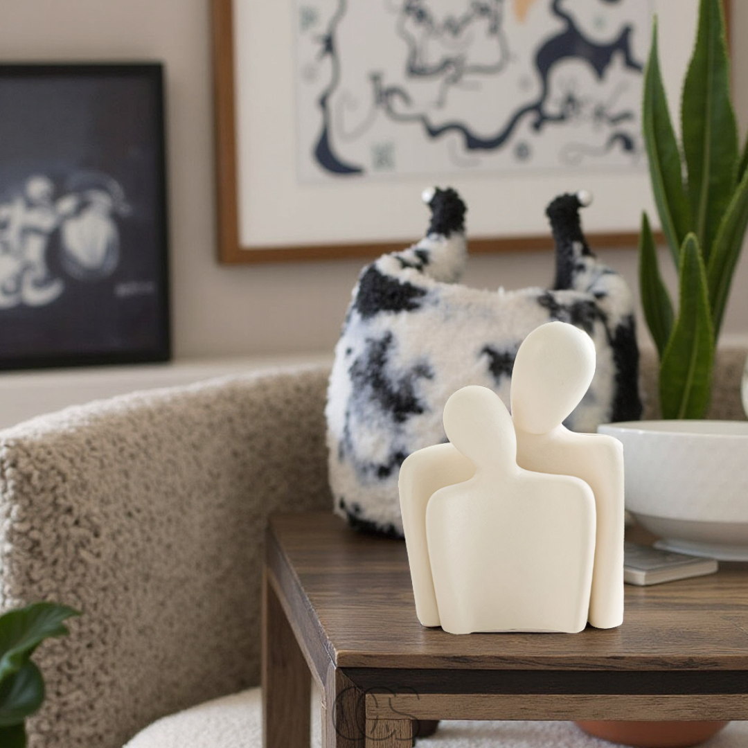 Keramisch omhelzingsbeeld zwart wit minimalistisch decoratief sculptuur liefde verbondenheid cadeau woonkamer