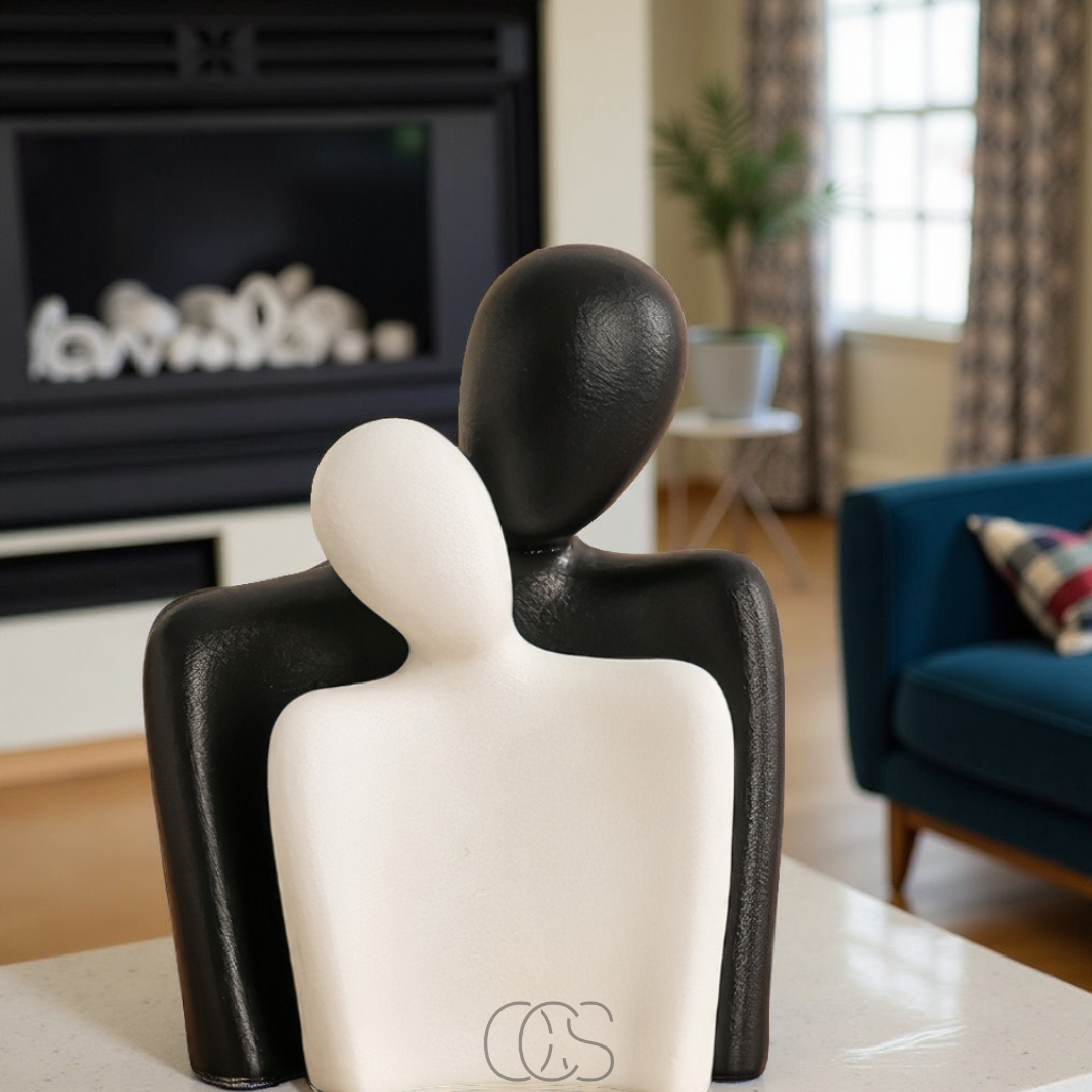Keramisch omhelzingsbeeld zwart wit minimalistisch decoratief sculptuur liefde verbondenheid cadeau woonkamer