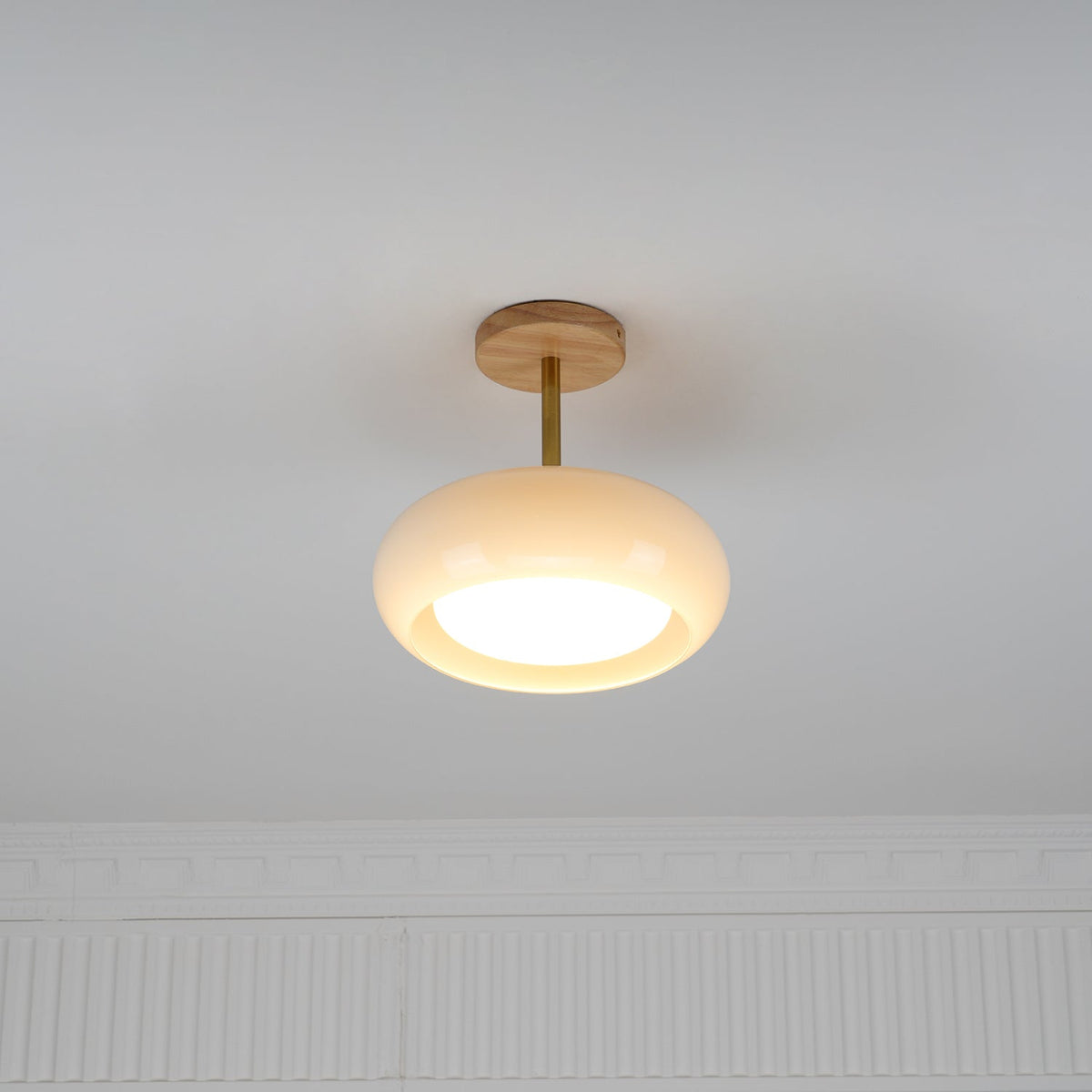 Vintage Bauhaus Plafondlamp met Glazen Schijf - Natuurlijk Houten Frame in Oranje of Wit - Ø28cm Verlichting voor Mid-Century Modern Interieur