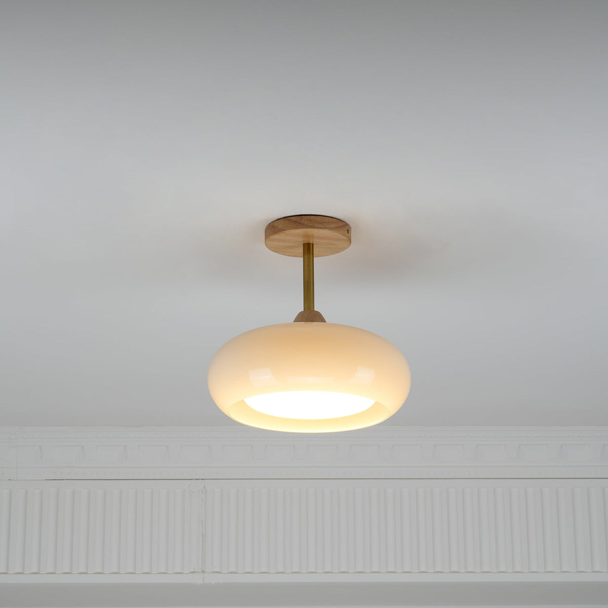 Vintage Bauhaus Plafondlamp met Glazen Schijf - Natuurlijk Houten Frame in Oranje of Wit - Ø28cm Verlichting voor Mid-Century Modern Interieur