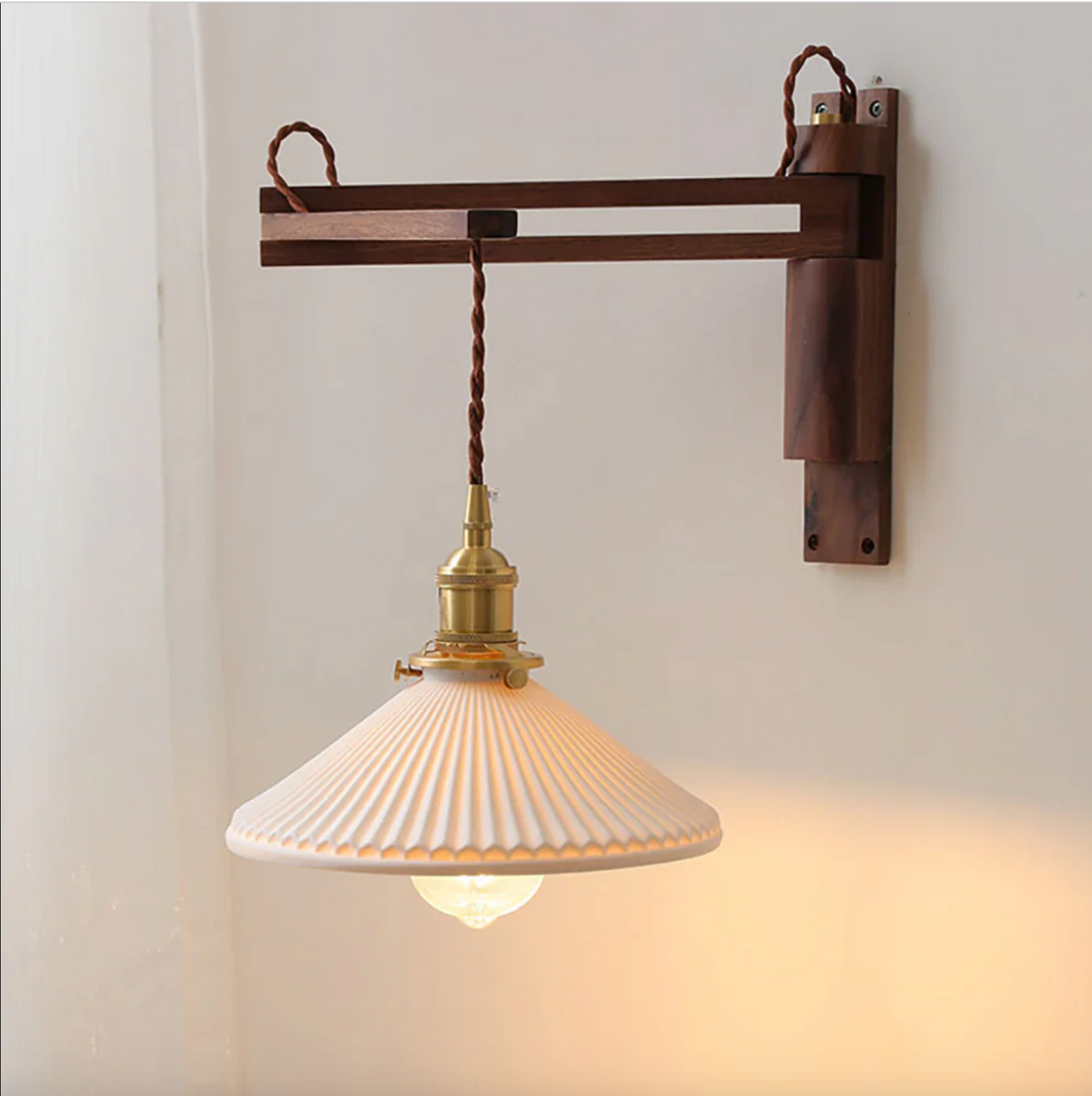 Verstelbare Houten Wandlamp met Keramieke Kap - Landelijke Stijl met Knopschakelaar