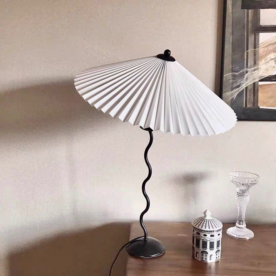 Tafellamp met Golvende Voet en Geplooide Kap - Scandinavisch Accent voor Woonkamer, Gang of Slaapkamer | Zwarte Basis met Beige, Witte, Donkergroene of Zwarte Stoffen Kap | E14 Fitting | Dimbaar met Drukknop