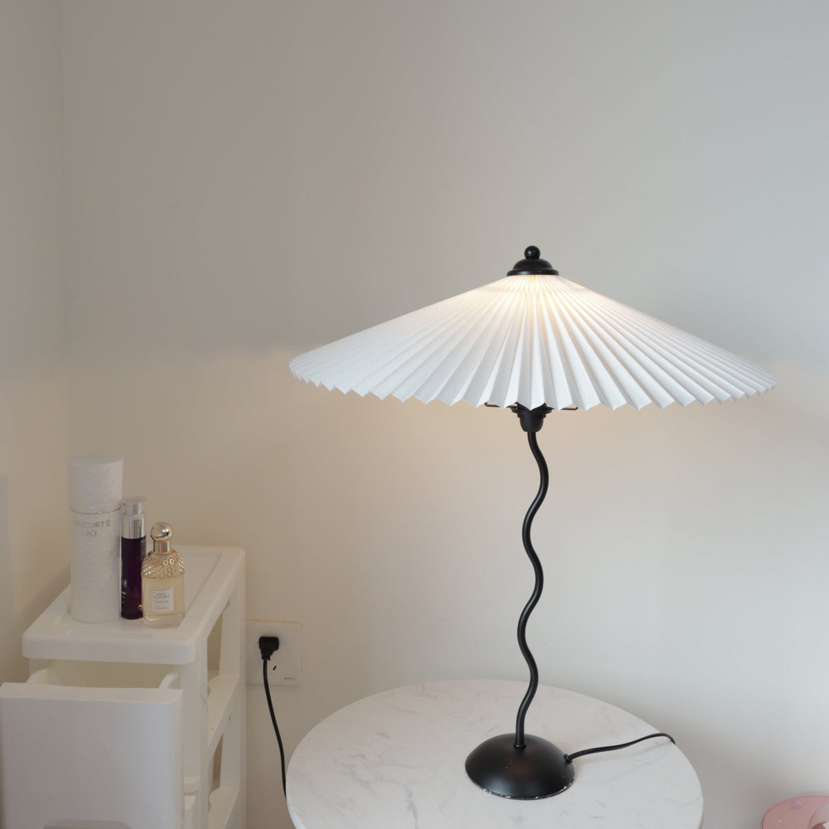 Tafellamp met Golvende Voet en Geplooide Kap - Scandinavisch Accent voor Woonkamer, Gang of Slaapkamer | Zwarte Basis met Beige, Witte, Donkergroene of Zwarte Stoffen Kap | E14 Fitting | Dimbaar met Drukknop