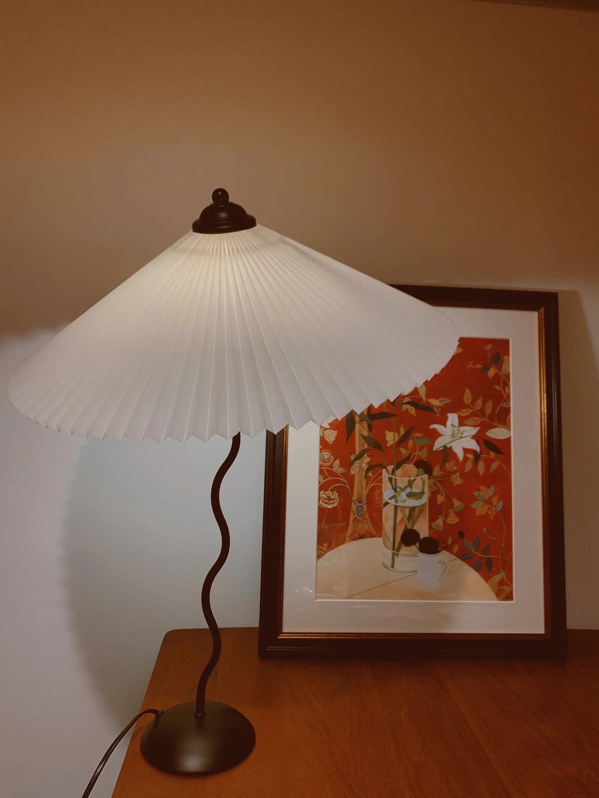 Tafellamp met Golvende Voet en Geplooide Kap - Scandinavisch Accent voor Woonkamer, Gang of Slaapkamer | Zwarte Basis met Beige, Witte, Donkergroene of Zwarte Stoffen Kap | E14 Fitting | Dimbaar met Drukknop