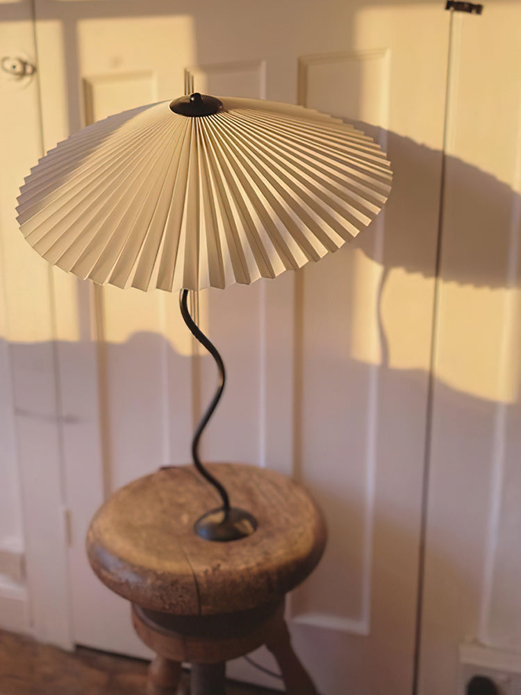 Tafellamp met Golvende Voet en Geplooide Kap - Scandinavisch Accent voor Woonkamer, Gang of Slaapkamer | Zwarte Basis met Beige, Witte, Donkergroene of Zwarte Stoffen Kap | E14 Fitting | Dimbaar met Drukknop