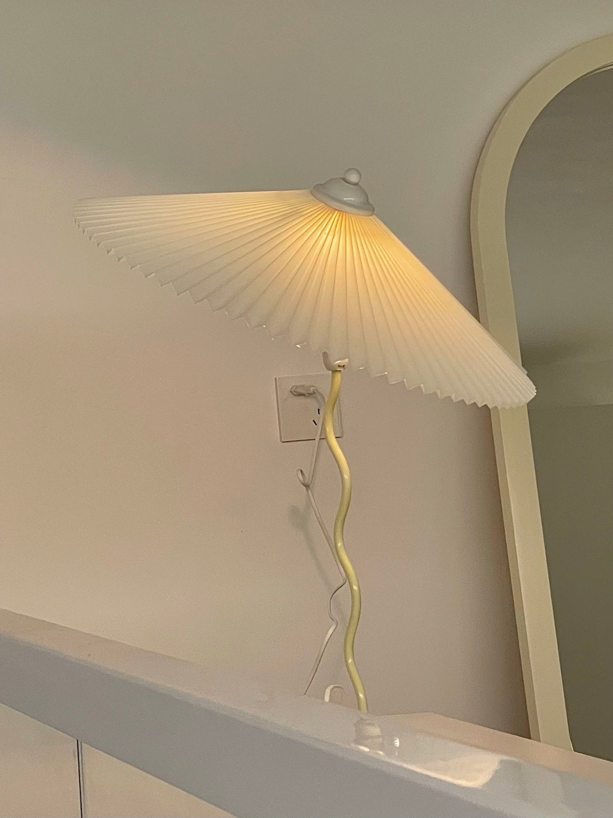 Tafellamp met Golvende Voet en Geplooide Kap - Scandinavisch Accent voor Woonkamer, Gang of Slaapkamer | Zwarte Basis met Beige, Witte, Donkergroene of Zwarte Stoffen Kap | E14 Fitting | Dimbaar met Drukknop