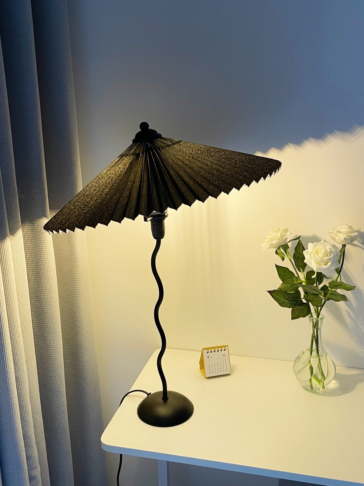 Tafellamp met Golvende Voet en Geplooide Kap - Scandinavisch Accent voor Woonkamer, Gang of Slaapkamer | Zwarte Basis met Beige, Witte, Donkergroene of Zwarte Stoffen Kap | E14 Fitting | Dimbaar met Drukknop