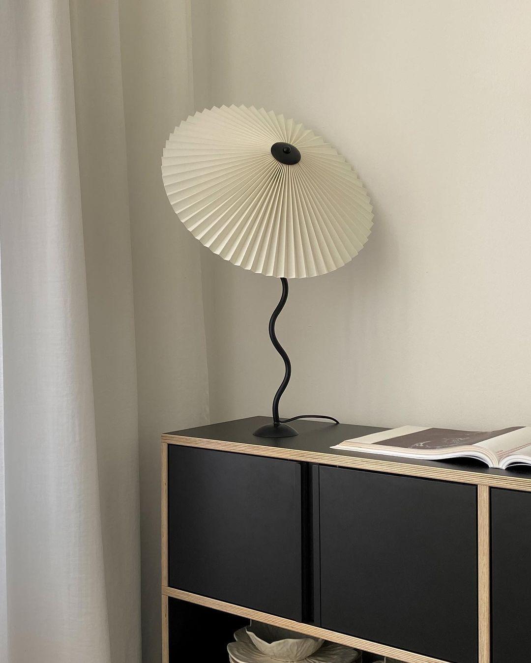 Tafellamp met Golvende Voet en Geplooide Kap - Scandinavisch Accent voor Woonkamer, Gang of Slaapkamer | Zwarte Basis met Beige, Witte, Donkergroene of Zwarte Stoffen Kap | E14 Fitting | Dimbaar met Drukknop