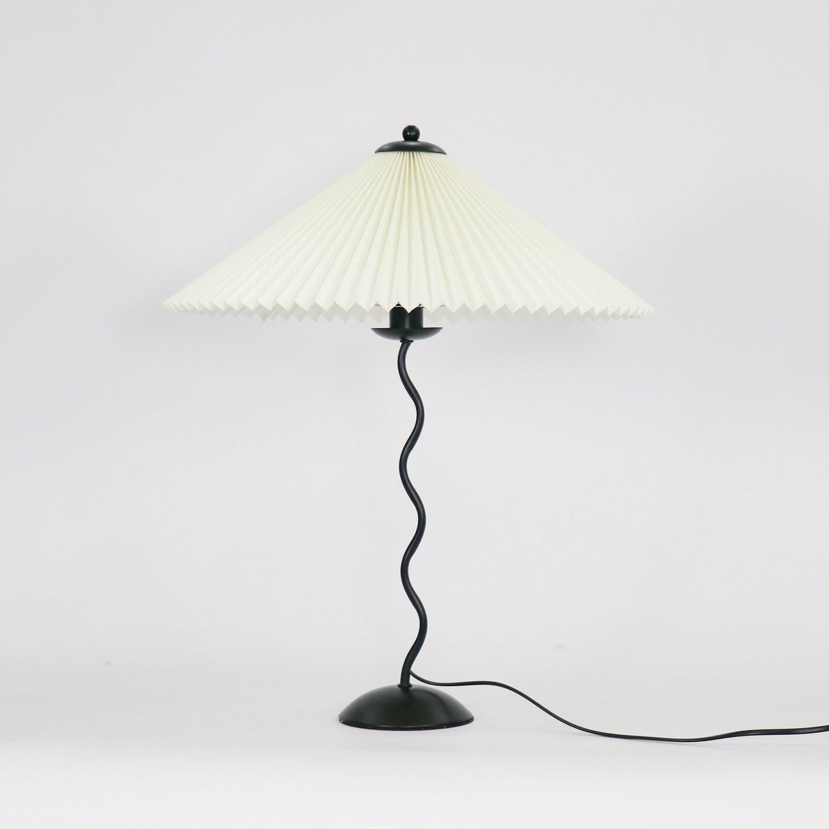 Tafellamp met Golvende Voet en Geplooide Kap - Scandinavisch Accent voor Woonkamer, Gang of Slaapkamer | Zwarte Basis met Beige, Witte, Donkergroene of Zwarte Stoffen Kap | E14 Fitting | Dimbaar met Drukknop