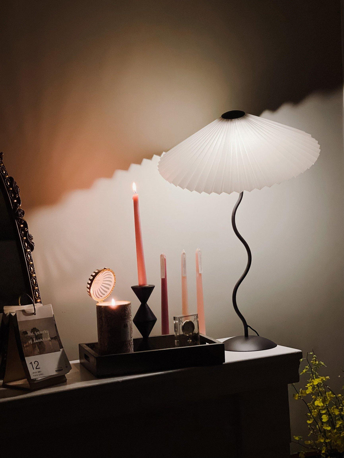 Tafellamp met Golvende Voet en Geplooide Kap - Scandinavisch Accent voor Woonkamer, Gang of Slaapkamer | Zwarte Basis met Beige, Witte, Donkergroene of Zwarte Stoffen Kap | E14 Fitting | Dimbaar met Drukknop