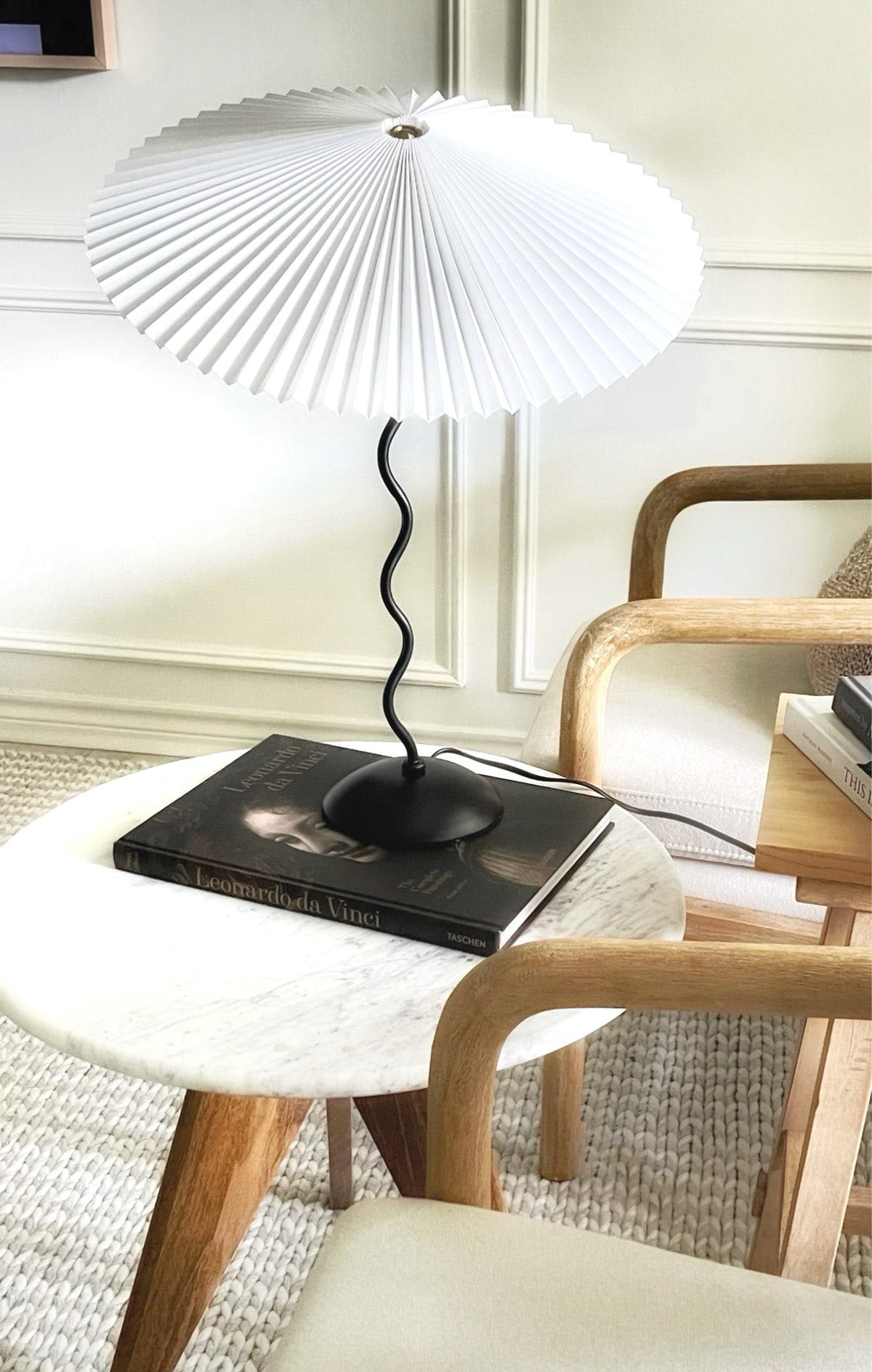 Tafellamp met Golvende Voet en Geplooide Kap - Scandinavisch Accent voor Woonkamer, Gang of Slaapkamer | Zwarte Basis met Beige, Witte, Donkergroene of Zwarte Stoffen Kap | E14 Fitting | Dimbaar met Drukknop