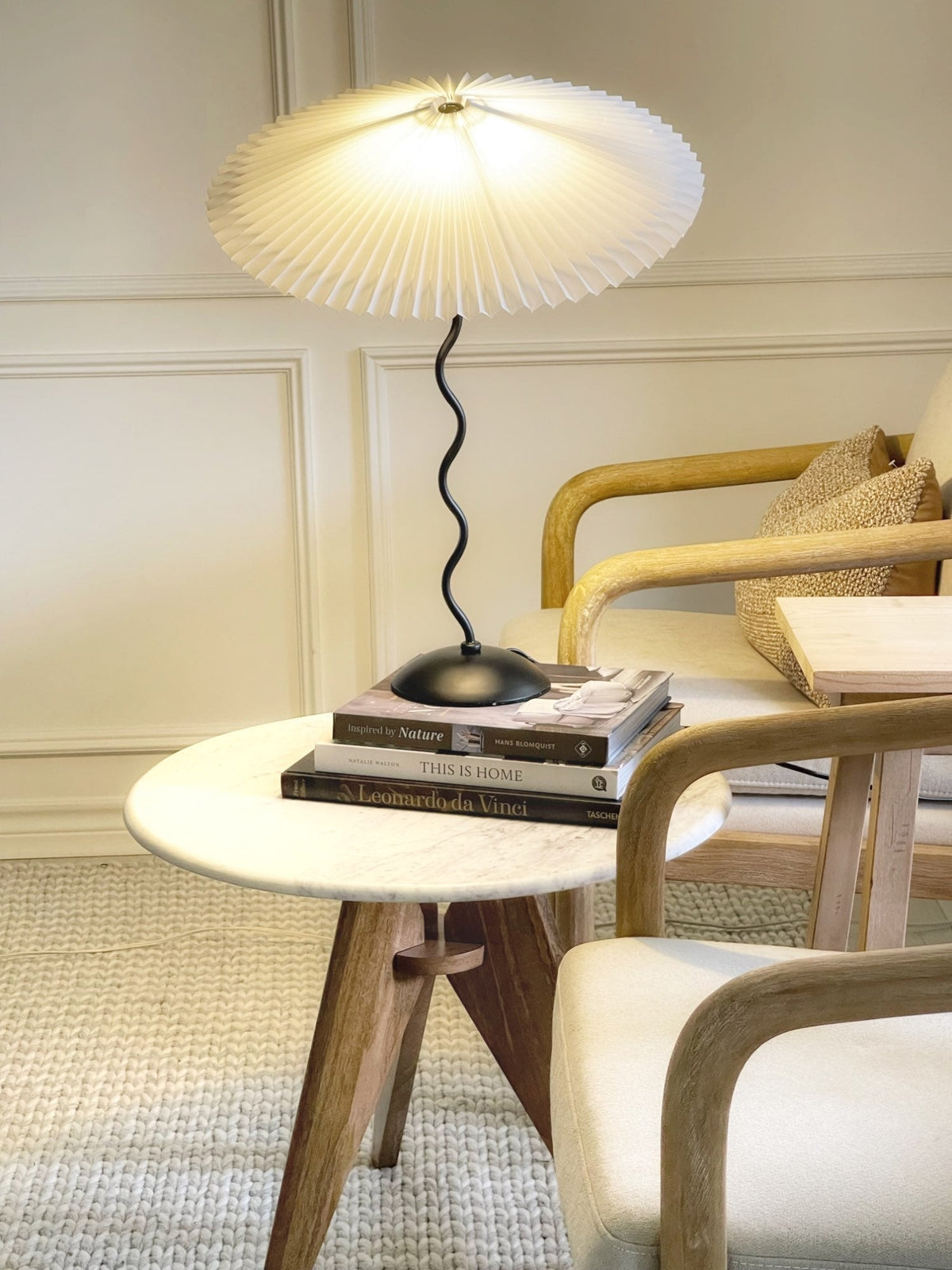 Tafellamp met Golvende Voet en Geplooide Kap - Scandinavisch Accent voor Woonkamer, Gang of Slaapkamer | Zwarte Basis met Beige, Witte, Donkergroene of Zwarte Stoffen Kap | E14 Fitting | Dimbaar met Drukknop