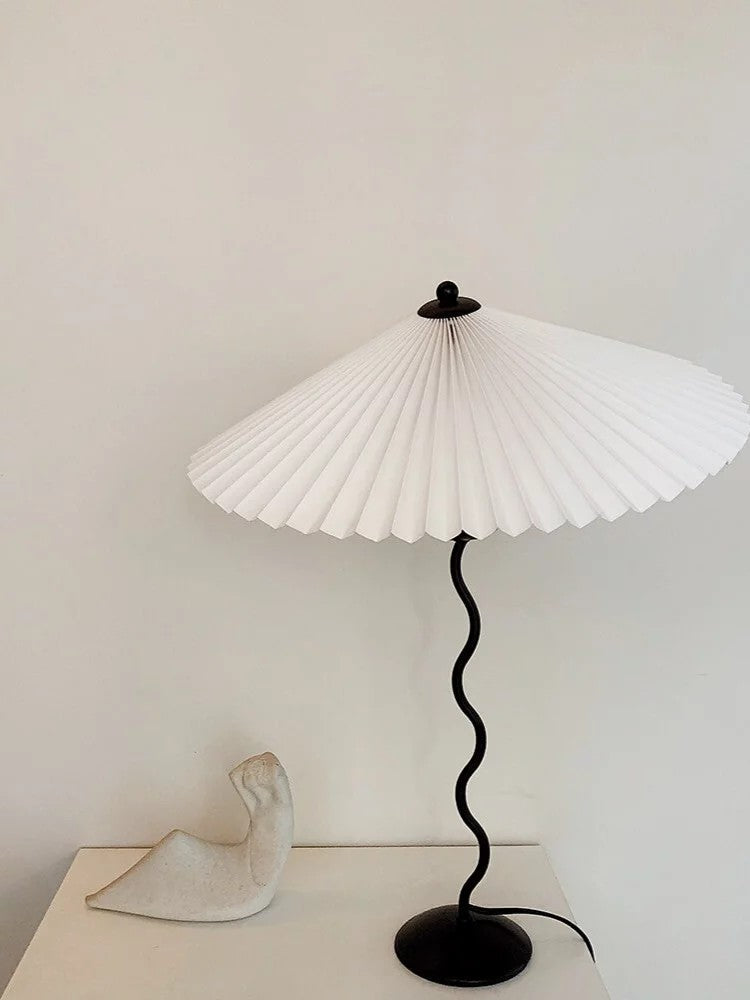 Tafellamp met Golvende Voet en Geplooide Kap - Scandinavisch Accent voor Woonkamer, Gang of Slaapkamer | Zwarte Basis met Beige, Witte, Donkergroene of Zwarte Stoffen Kap | E14 Fitting | Dimbaar met Drukknop