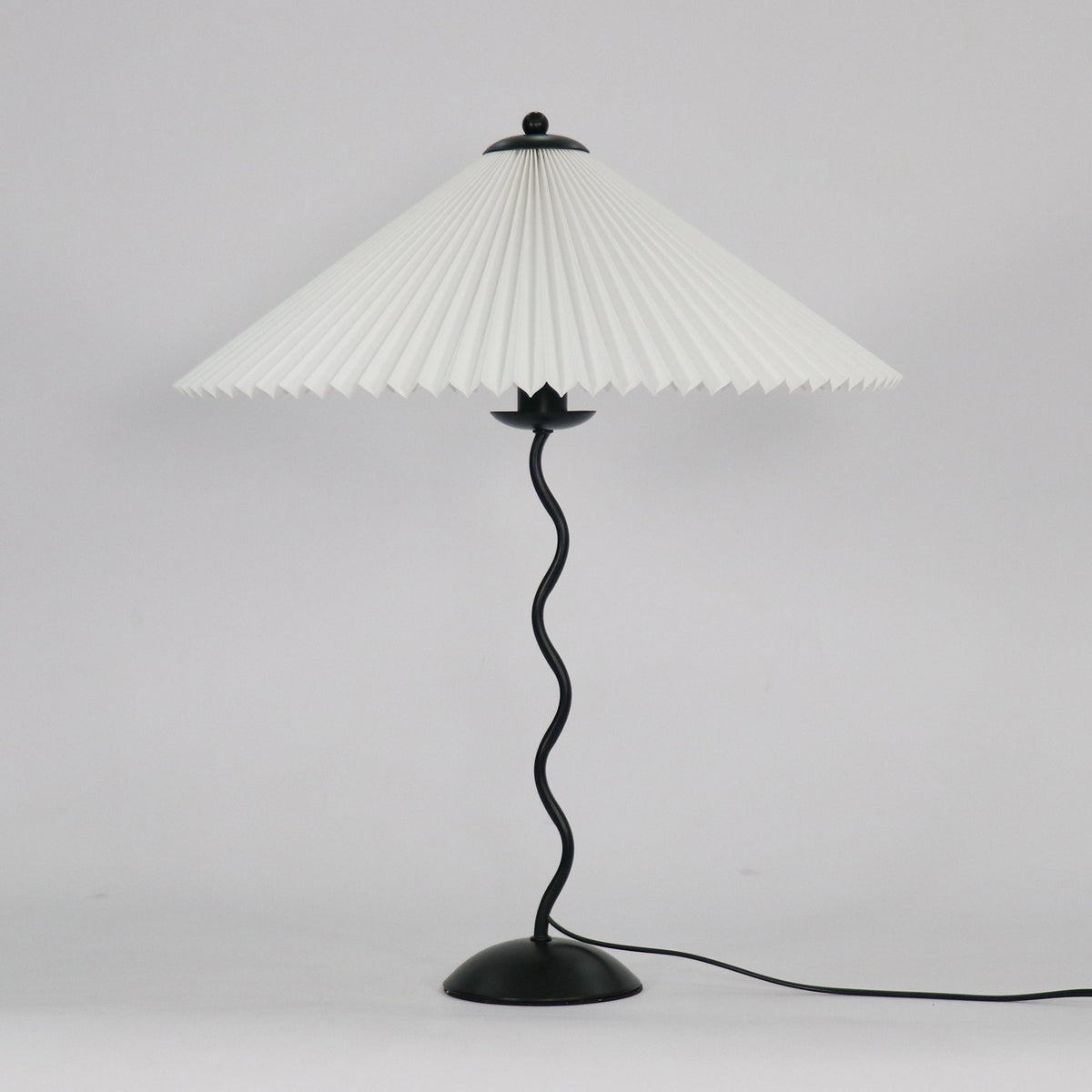 Tafellamp met Golvende Voet en Geplooide Kap - Scandinavisch Accent voor Woonkamer, Gang of Slaapkamer | Zwarte Basis met Beige, Witte, Donkergroene of Zwarte Stoffen Kap | E14 Fitting | Dimbaar met Drukknop