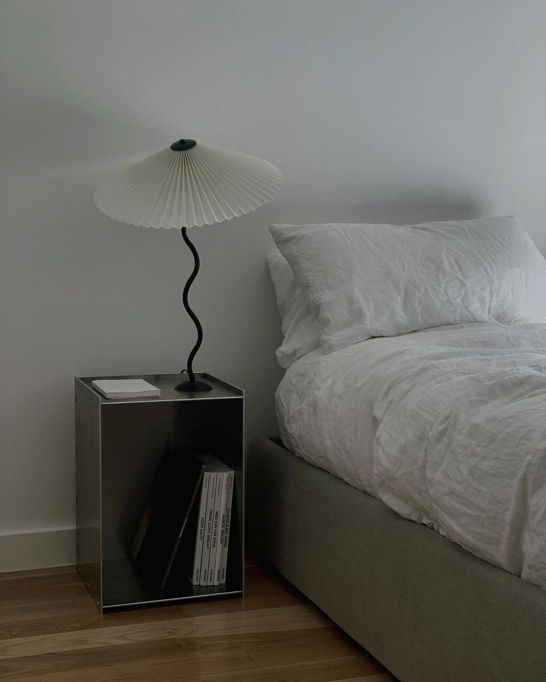 Tafellamp met Golvende Voet en Geplooide Kap - Scandinavisch Accent voor Woonkamer, Gang of Slaapkamer | Zwarte Basis met Beige, Witte, Donkergroene of Zwarte Stoffen Kap | E14 Fitting | Dimbaar met Drukknop