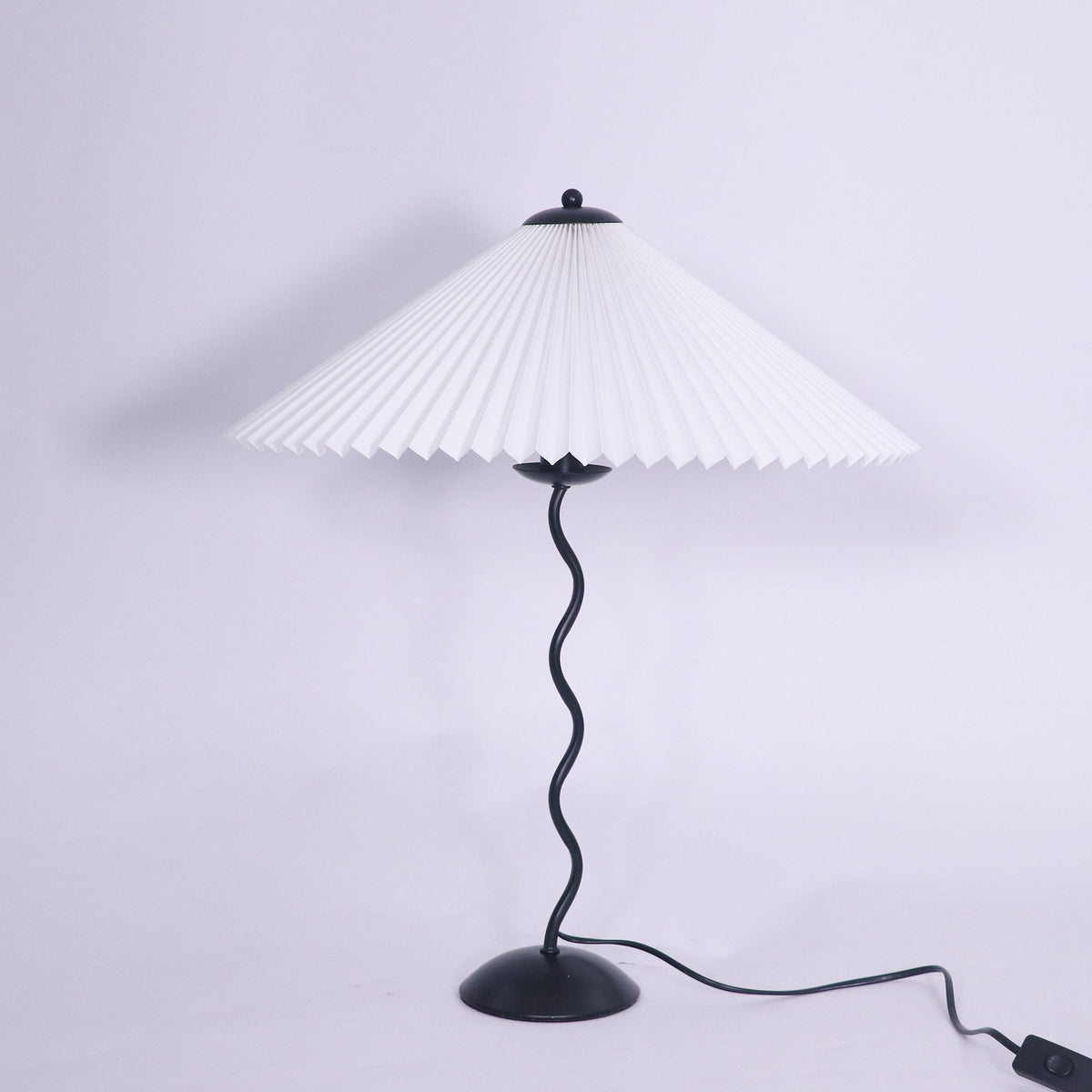Tafellamp met Golvende Voet en Geplooide Kap - Scandinavisch Accent voor Woonkamer, Gang of Slaapkamer | Zwarte Basis met Beige, Witte, Donkergroene of Zwarte Stoffen Kap | E14 Fitting | Dimbaar met Drukknop