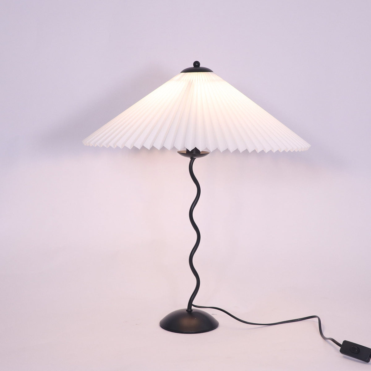 Tafellamp met Golvende Voet en Geplooide Kap - Scandinavisch Accent voor Woonkamer, Gang of Slaapkamer | Zwarte Basis met Beige, Witte, Donkergroene of Zwarte Stoffen Kap | E14 Fitting | Dimbaar met Drukknop