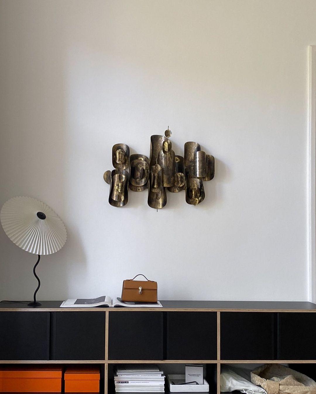 Tafellamp met Golvende Voet en Geplooide Kap - Scandinavisch Accent voor Woonkamer, Gang of Slaapkamer | Zwarte Basis met Beige, Witte, Donkergroene of Zwarte Stoffen Kap | E14 Fitting | Dimbaar met Drukknop