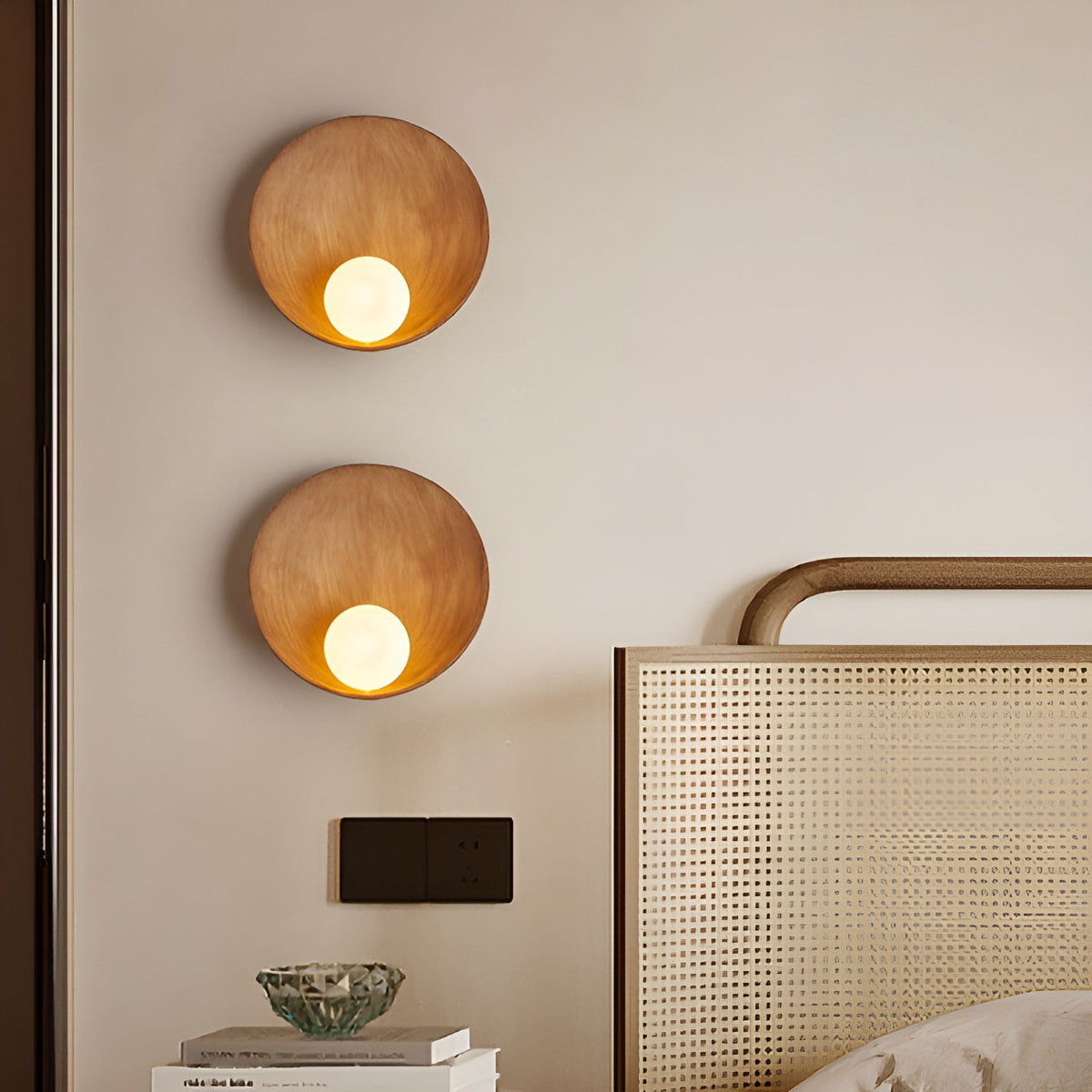 Wandlamp met Houtaccent en Melkglazen Kap - Sfeervolle Minimalistisch Verlichting