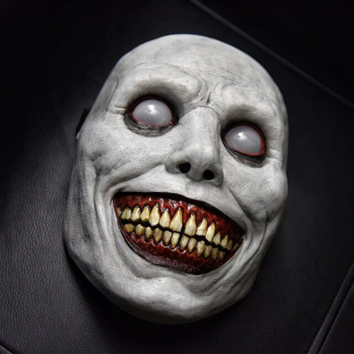 Griezelmasker met Grijns Witte Ogen Halloween Kostuum Volwassenen Feestmasker Horror Accessoire Scary Party
