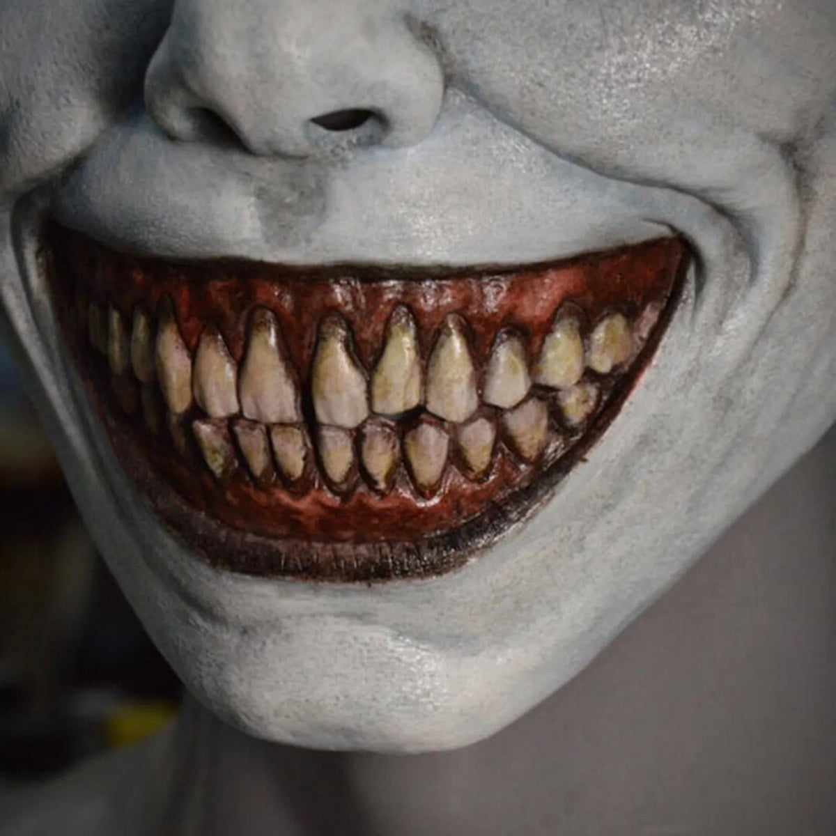 Griezelmasker met Grijns Witte Ogen Halloween Kostuum Volwassenen Feestmasker Horror Accessoire Scary Party