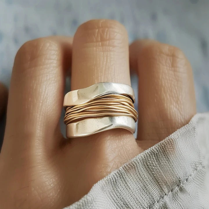 Elegante Ring Zilver en Goud - Verfijnde Twist Sieraad met Betekenis