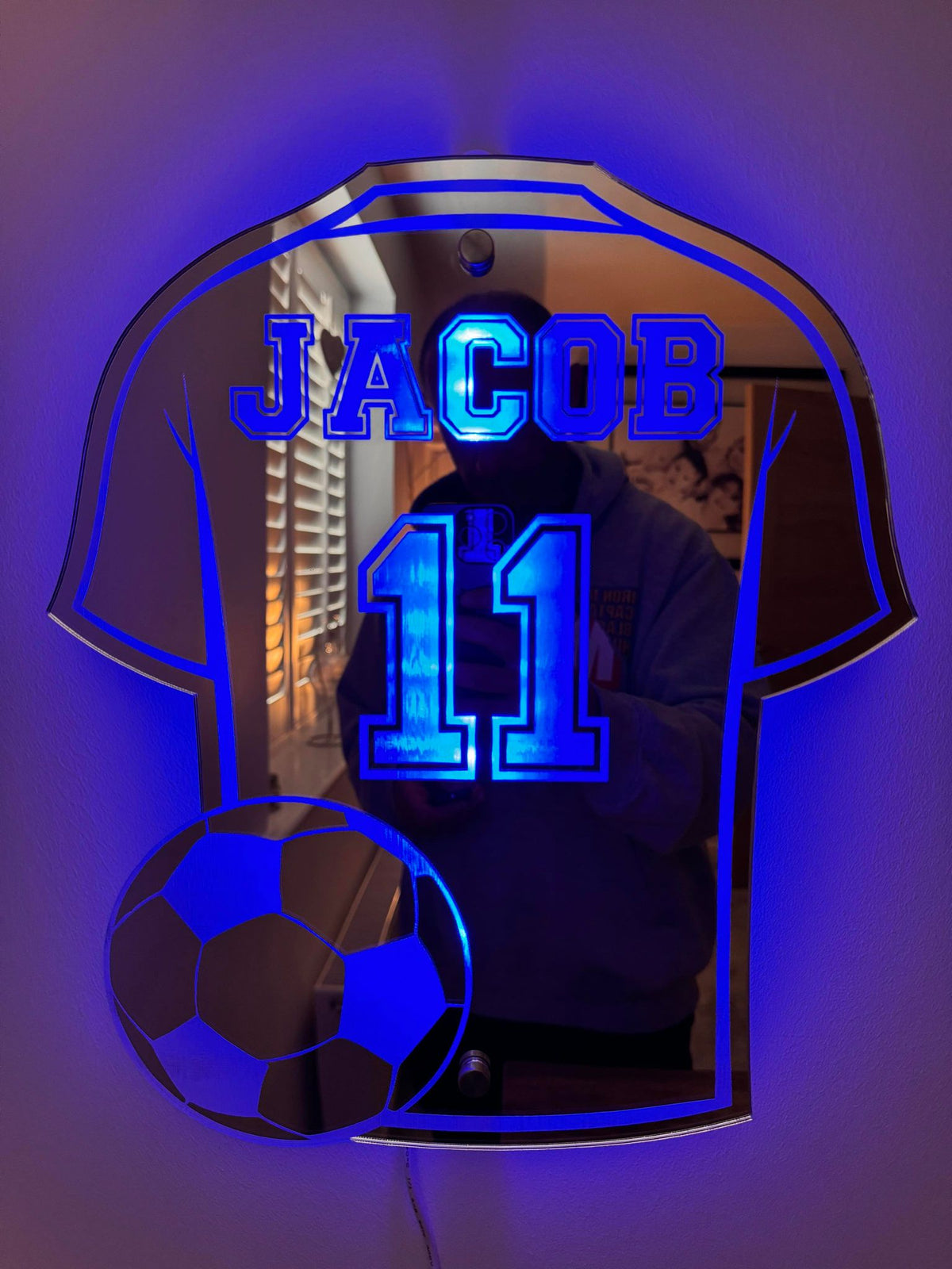 Voetbalshirt Spiegel met Personalisatie - Decoratieve Wandspiegel voor Kinderkamer - Gepersonaliseerd met Naam en Nummer