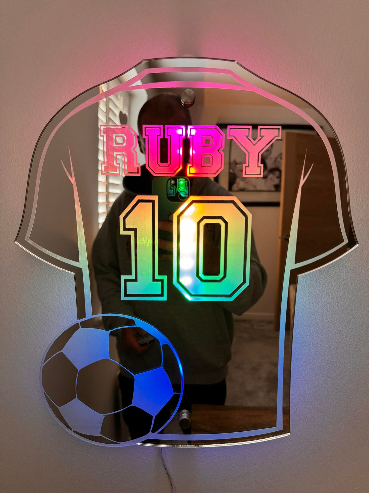Voetbalshirt Spiegel met Personalisatie - Decoratieve Wandspiegel voor Kinderkamer - Gepersonaliseerd met Naam en Nummer